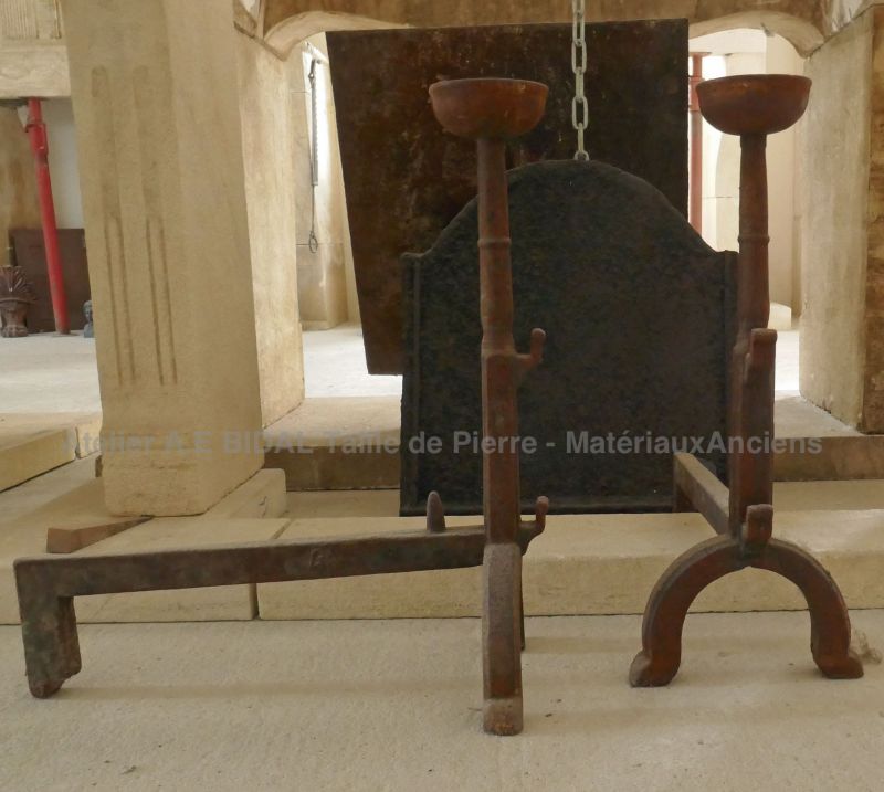 Paire de landiers à bols pour cheminée anciens en fonte marron par Atelier Alain BIDAL