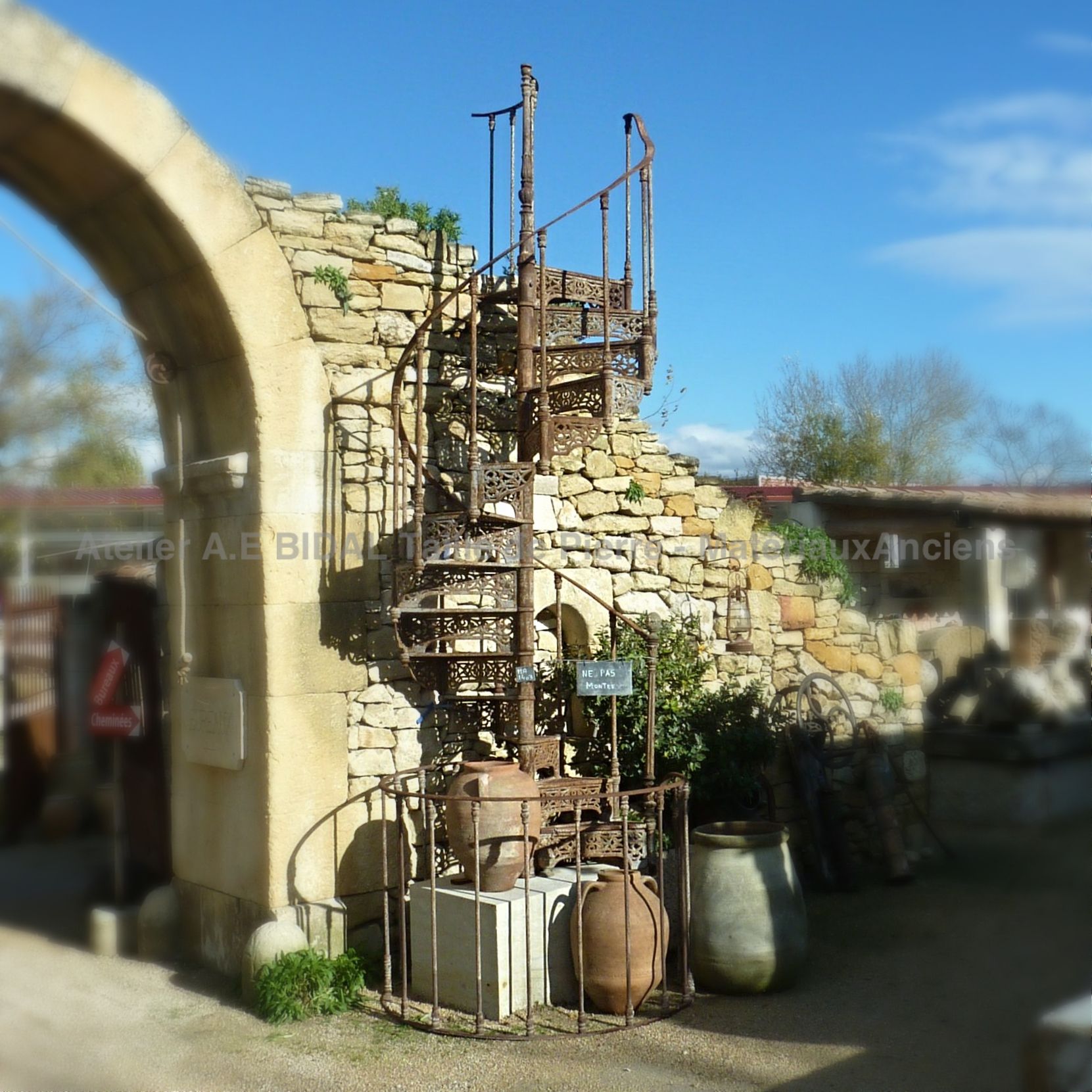 Superbe ancien escalier colimaçon en fonte ** VENDU