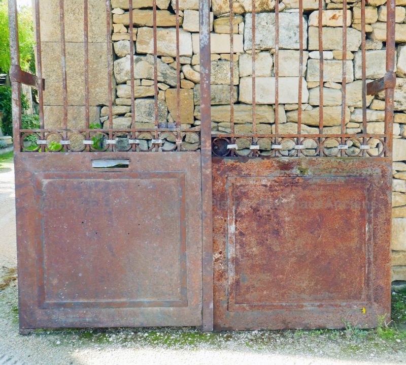 Reclaimed wrought iron gate : double-door gate for sale at Alain BIDAL, Antique Materials in Provence