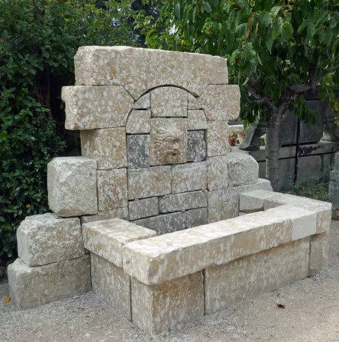 Large fontaine en matériaux anciens par le spécialiste de la pierre naturelle en Provence : Alain BIDAL
