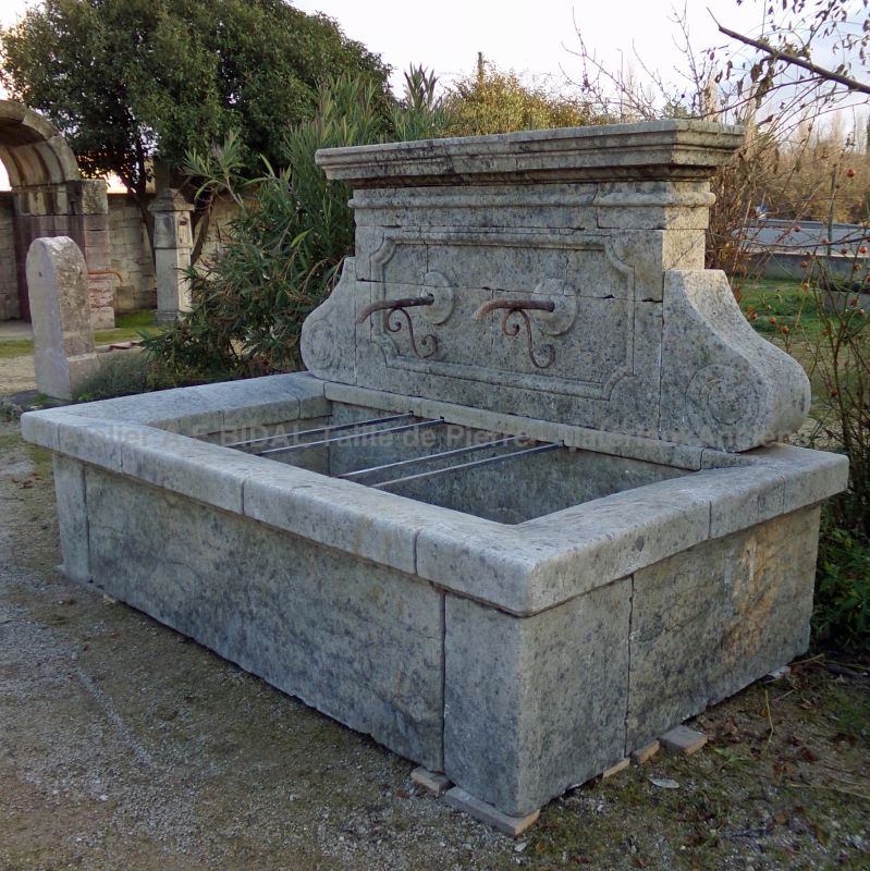 Fontaine de jardin en pierres patinées pour un bel aménagement extérieur !