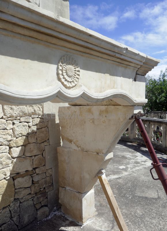 17th century stone fireplace - Imposing Louis XIII mantel for sale in Provence (Atelier Alain BIDAL)