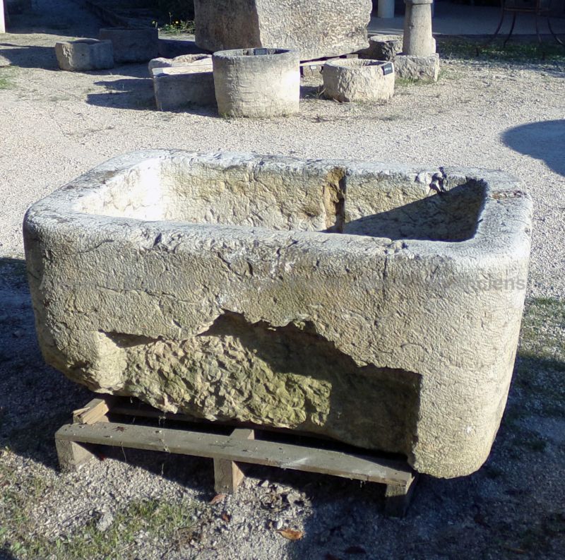 Ancien bac en pierre dure par le spécialiste de la pierre naturelle en Provence, Alain BIDAL