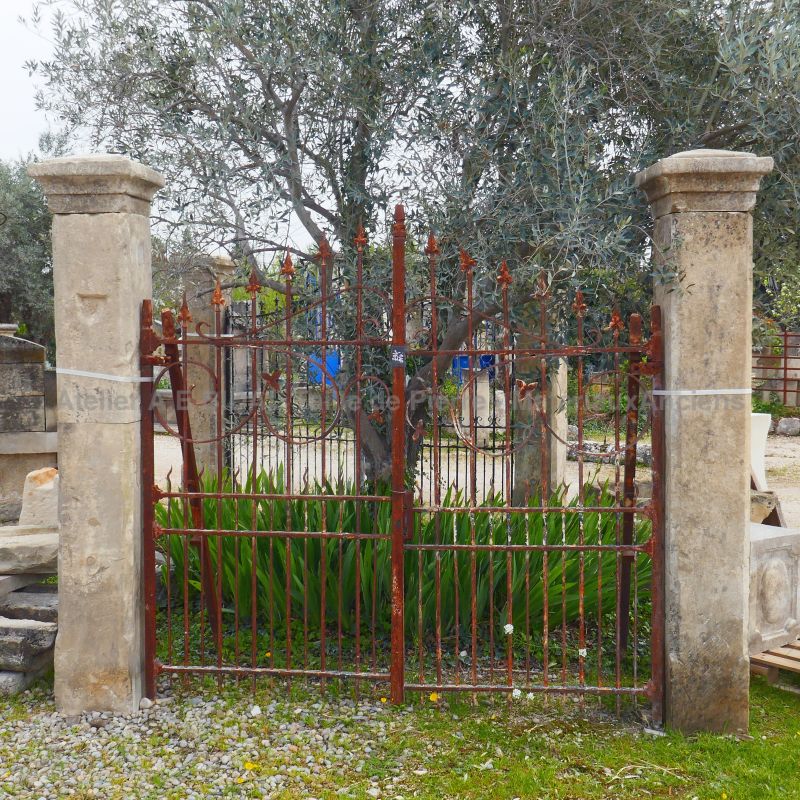 Weathered stone pillars for gates: Antique materials in Provence Alain BIDAL