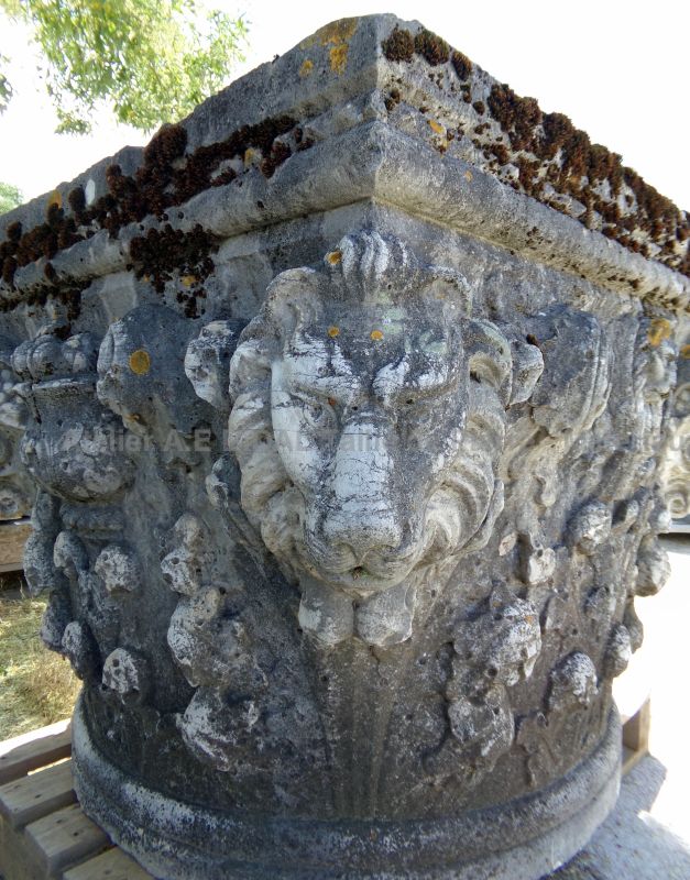 Rare monolithic well in Istrian stone - a 19th century well for sale in Provence at Alain BIDAL