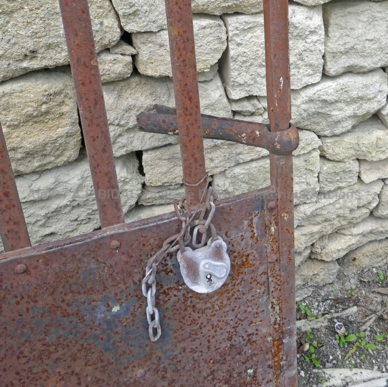 Ancien portail à deux battants en fer forgé riveté - Portail et piliers par Atelier Alain BIDAL (Provence)