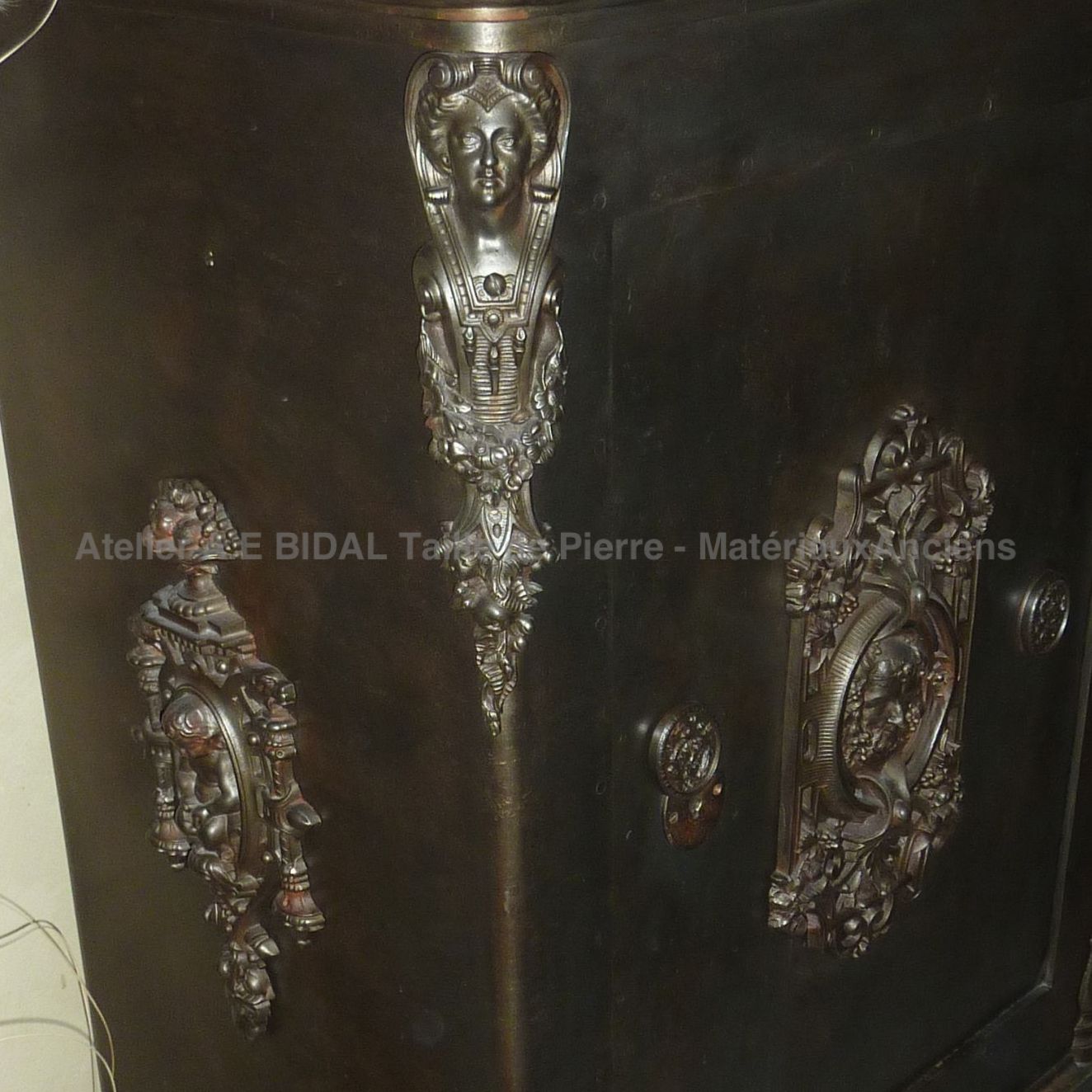 Coffre-fort avec volutes et rosaces de décoration réalisés dans la fonte ancienne.