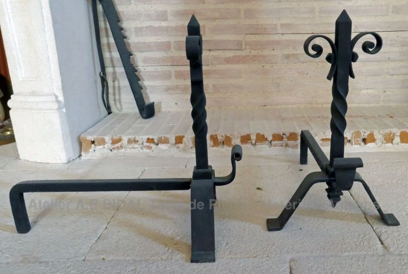 Anciens chenets en fonte noire joliment torsadés - la paire