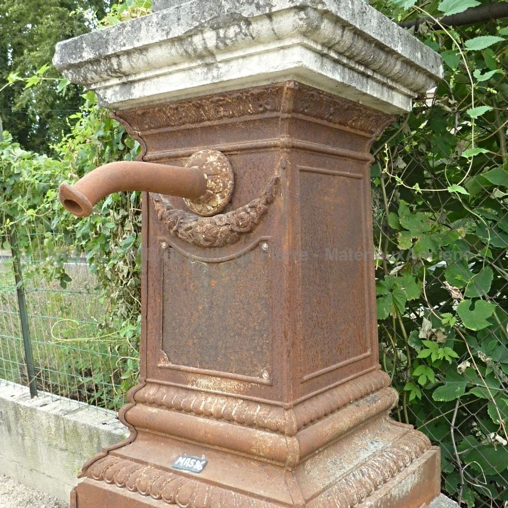 Borne à eau pour point d'eau extérieur - borne à eau en fonte ancienne marron.