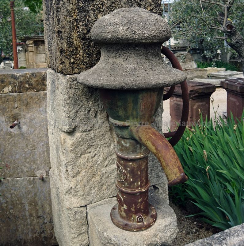 Fontaine décorative de jardin avec bac ancien en pierre et pompe à eau ancienne - Atelier Alain BIDAL.