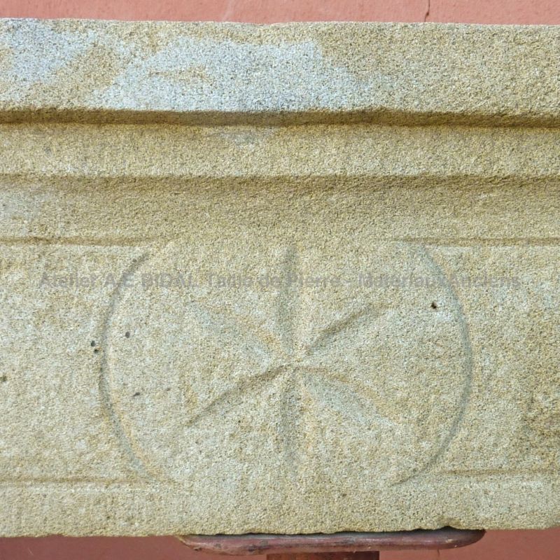 Décoration sur cheminée Louis 14 de couleur ocre lumineux.