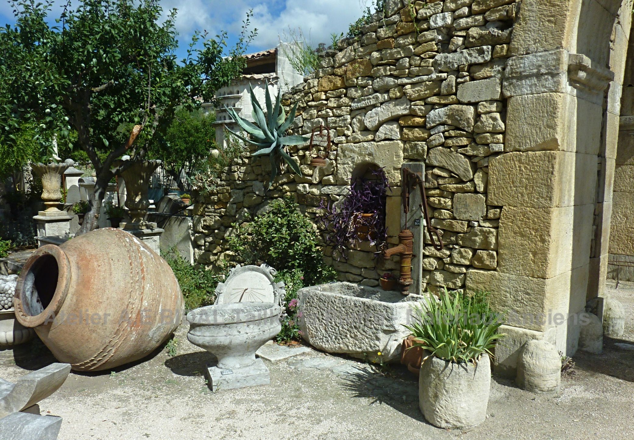 Des objets de décoration uniques en matériaux anciens - A Bidal en Provence.