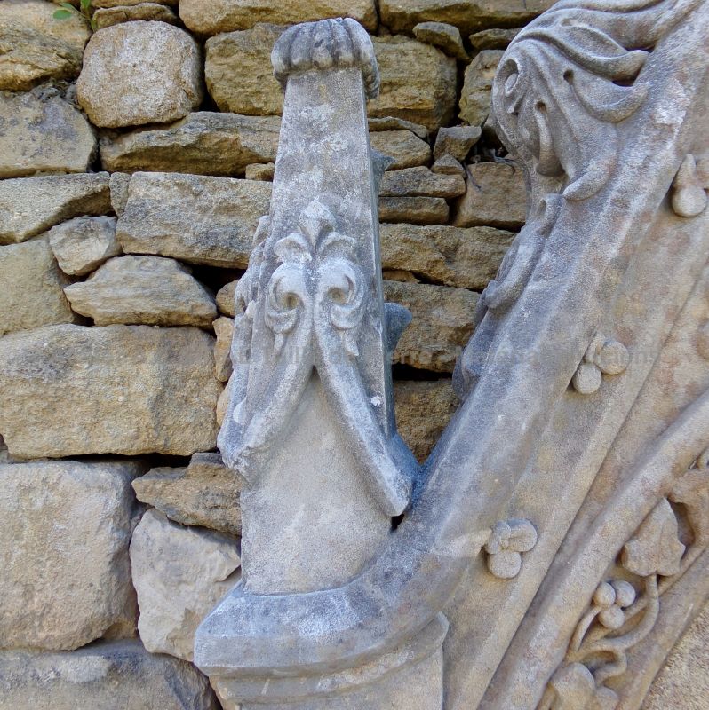 Charmante fontaine gothique en pierres patinées - Modèle unique de l'atelier Alain BIDAL (Provence)