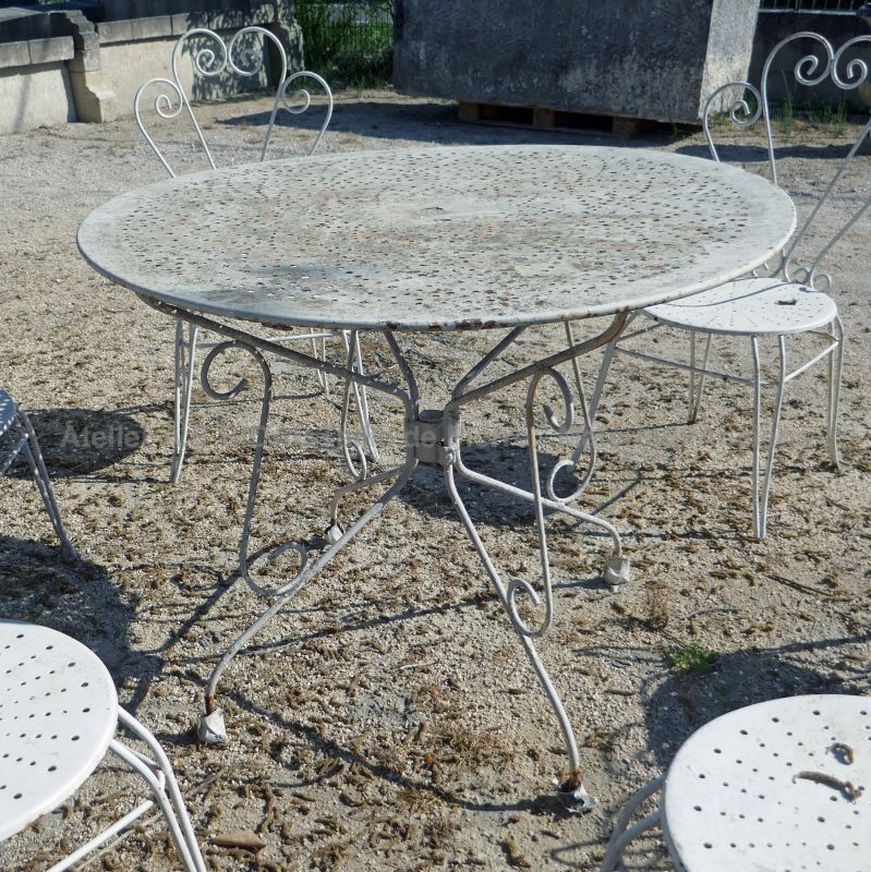 Mobilier de jardin vintage par Alain BIDAL : table en fer forgé