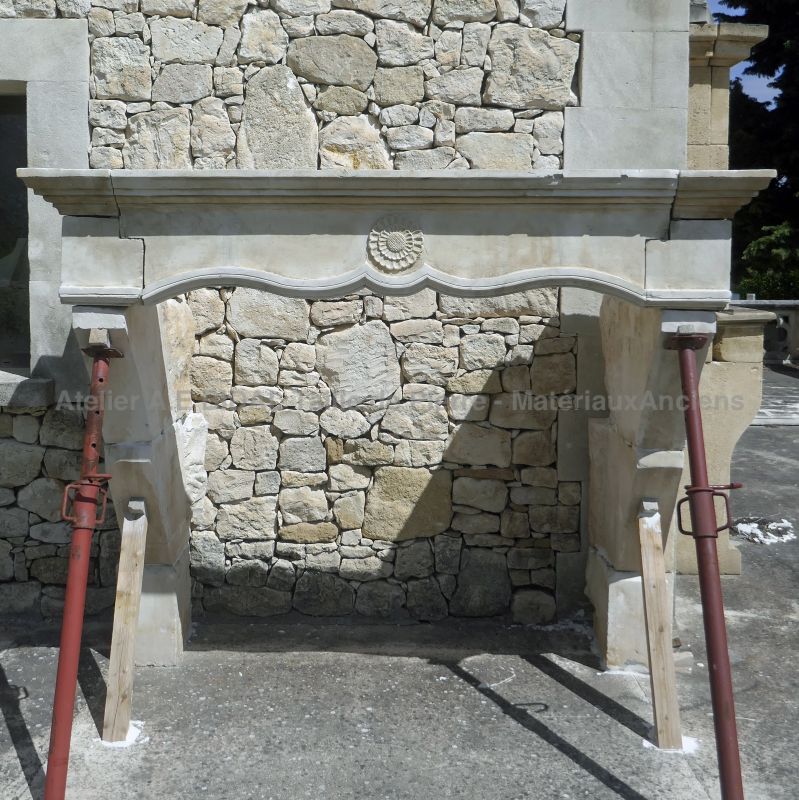 Louis XIII fireplace in white stone with keystone lintel dating from the 17th century - Atelier Alain BIDAL, Provence