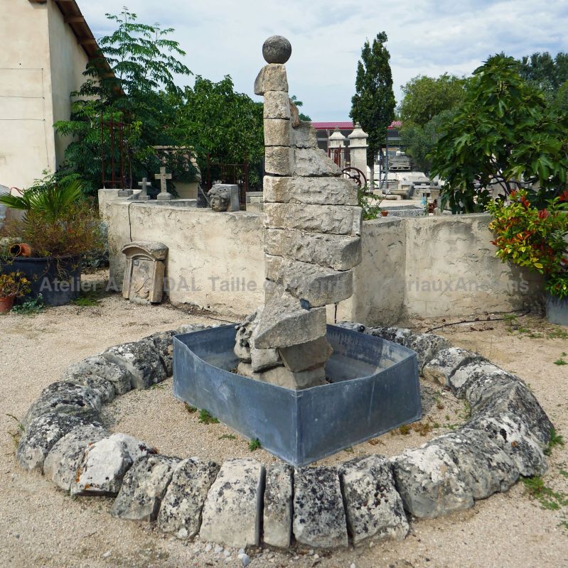 Fontaine pour jardin en pierre anciennes par Alain Bidal Matériaux Anciens en Provence