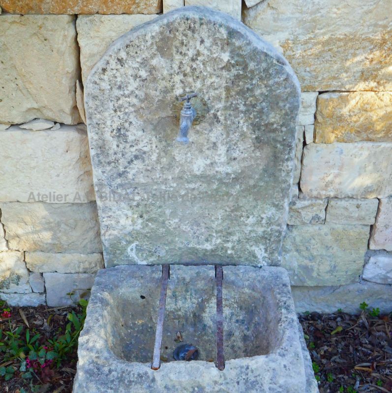 Provencal fountain in reclaimed materials, ideal to enhance a small outdoors space - Atelier Alain BIDAL (Provence)