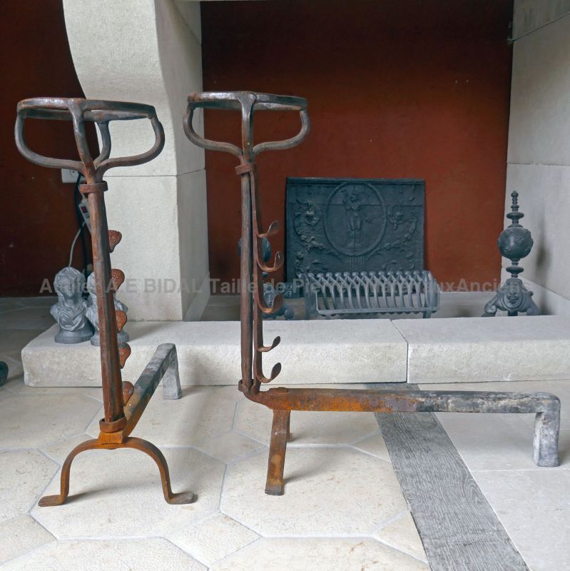 Anciens landiers en fer forgé - accessoires cheminée du 17ème siècle.