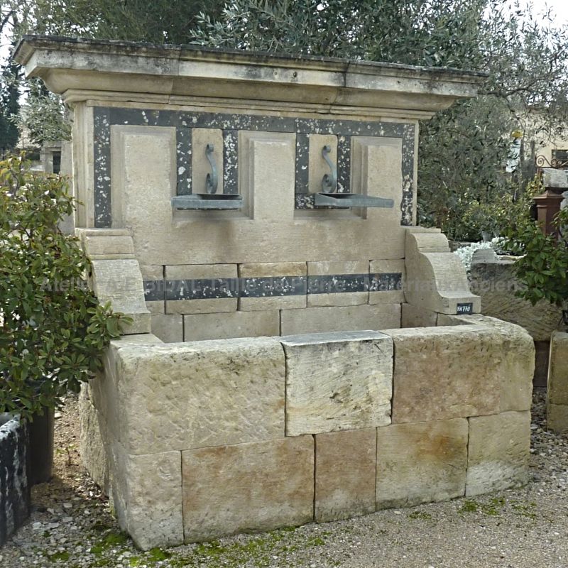 Grande fontaine d'extérieur avec bac rectangulaire ancien et haut fronton en pierre.