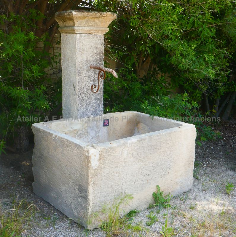 Rustic fountain in antique reclaimed stones - Alain BIDAL Antique Materials in Provence