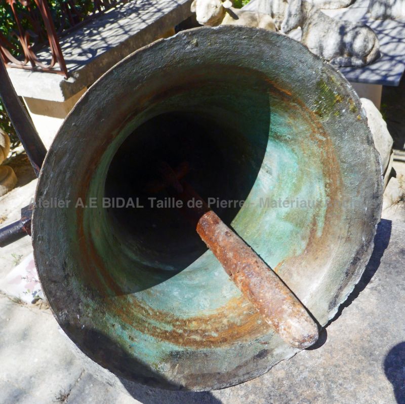 Old bell for sale in Provence - Old bronze bell - Atelier Alain BIDAL (Provence)