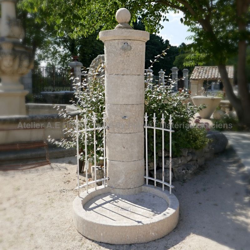 Belle douche d'extérieur en matériaux anciens | Douche de jardin en pierre et fer forgé.