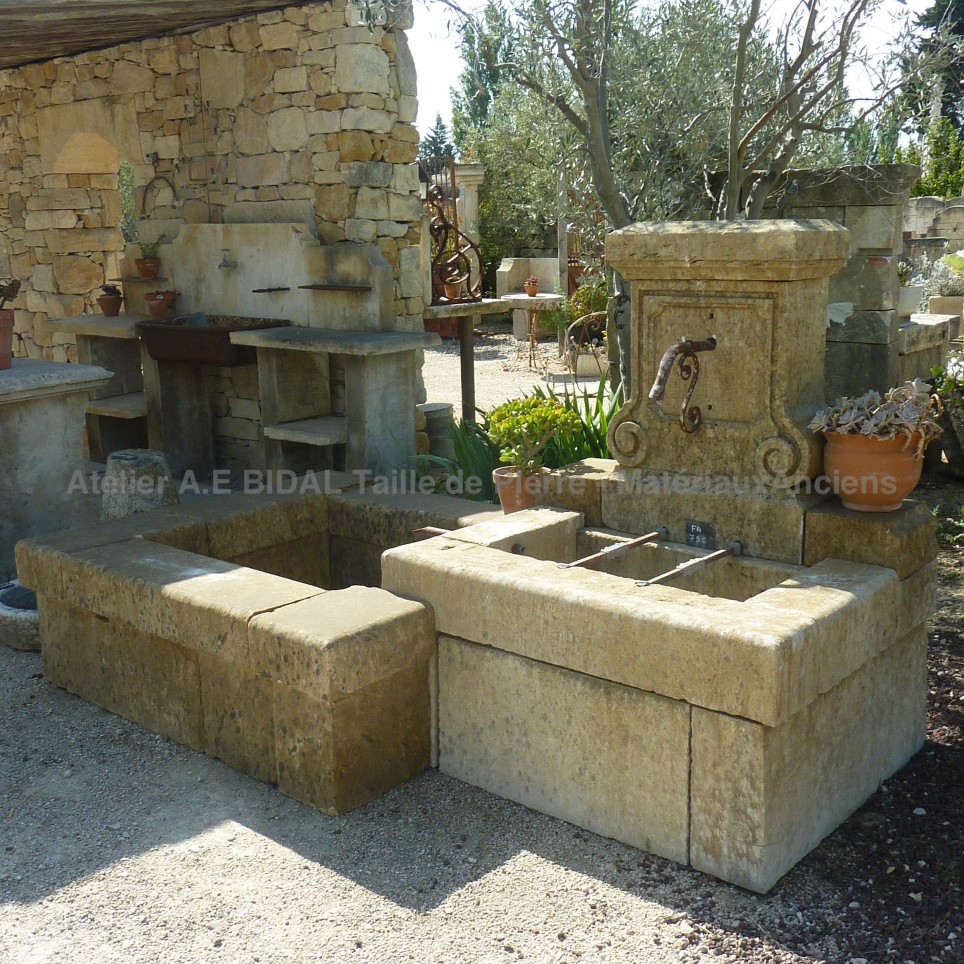 Fontaine de jardin avec bac double: une fontaine de jardin de type fontaine murale.