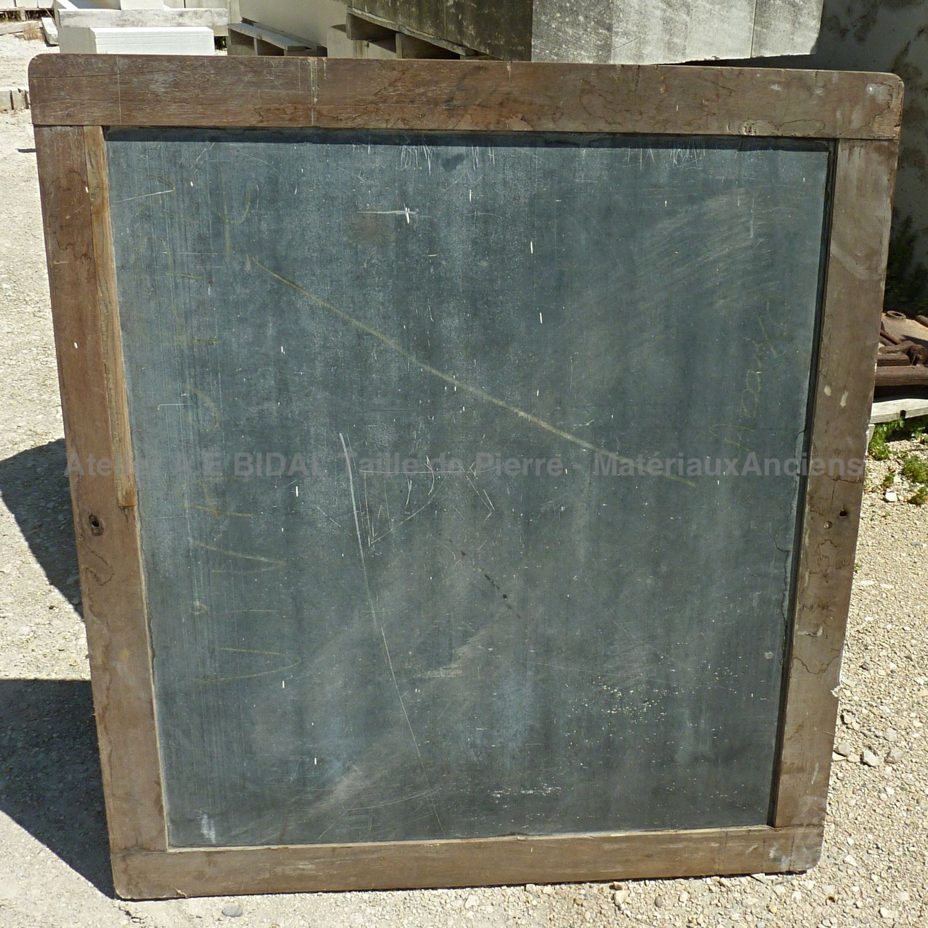 Cette ancienne grande ardoise murale à craie est l'objet idéal pour y inscrire tous vos messages !