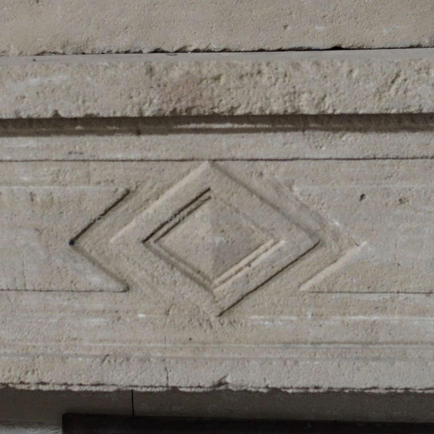 Cheminée Louis 16 géométrique : motif losange sculpté à la main.