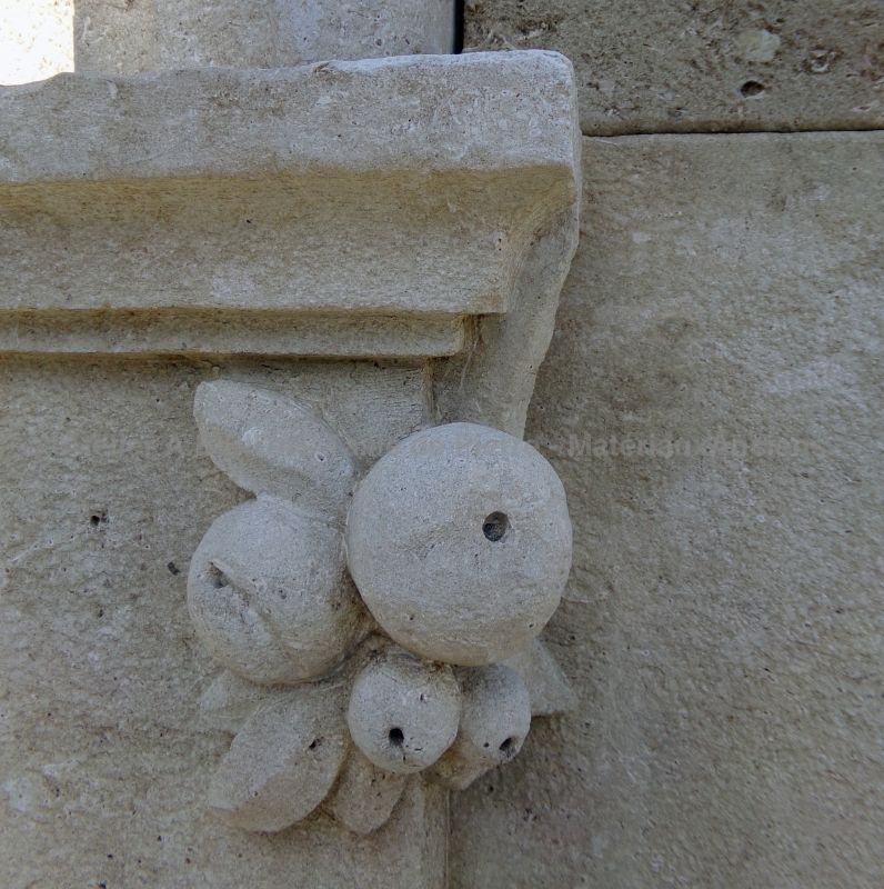 Décors sculptés à la main sur notre fontaine murale décorative en pierre - Atelier Alain BIDAL (Provence)