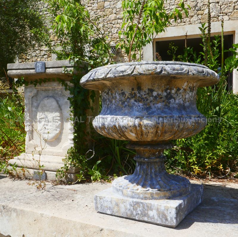 Anciens vases de style Médicis en pierre composite patinée et sculptée à la main - Atelier Alain BIDAL (Provence)