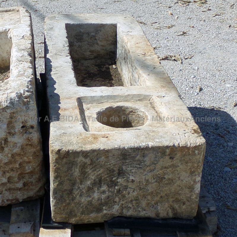Jardinière originale en pierre ancienne : longue auge en pierre en vente chez l'Atelier Alain BIDAL (Provence)