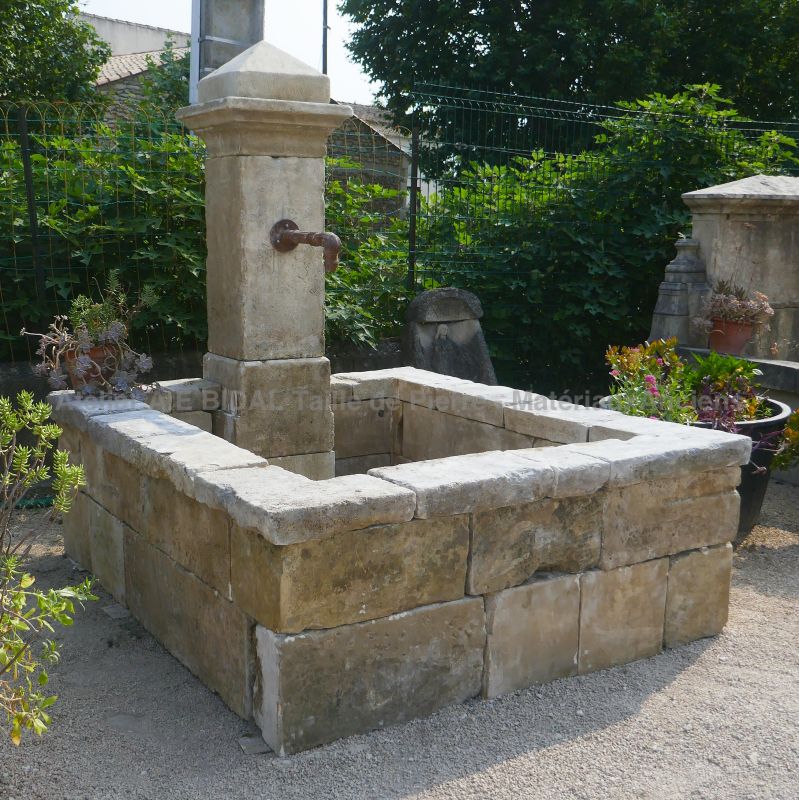 Rustic basin and narrow pediment in old stones : Wall fountain by Atelier Alain BIDAL