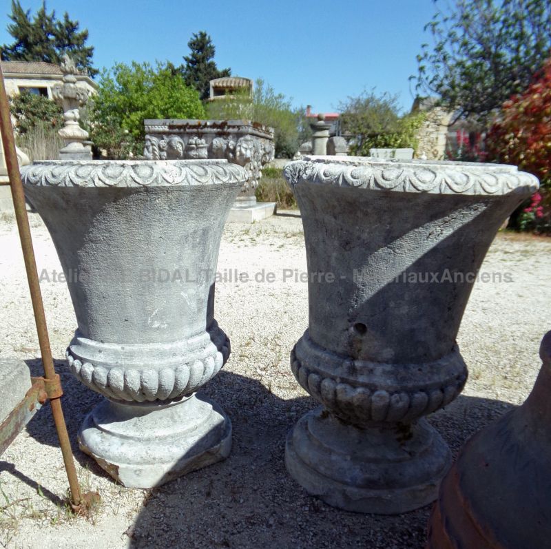 Paire de grands vases de jardin style Médicis en pierre sculptée - Atelier Alain BIDAL (Provence)
