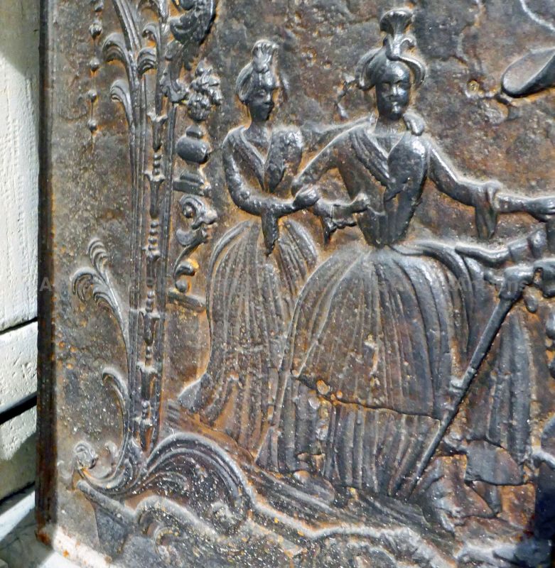 Détail de notre ancienne plaque en fonte de style baroque pour cheminée