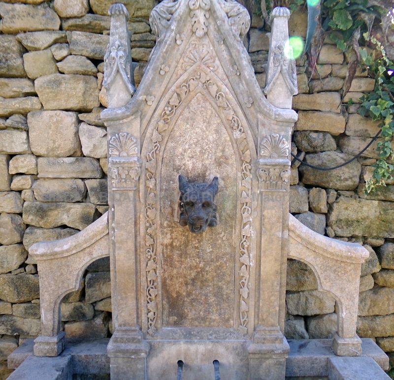Fontaine murale gothique en pierre patinée avec tête de bélier - Atelier Alain BIDAL (Provence)