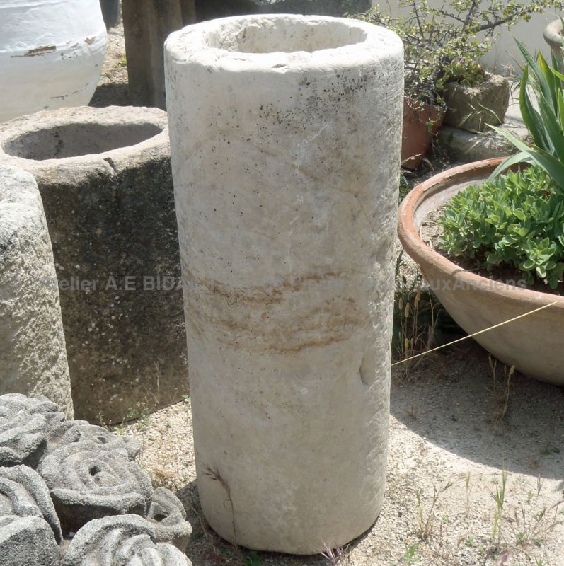 Bac ancien en pierre patinée : un joli bac rond en pierre - Matériaux Anciens en Provence Alain BIDAL