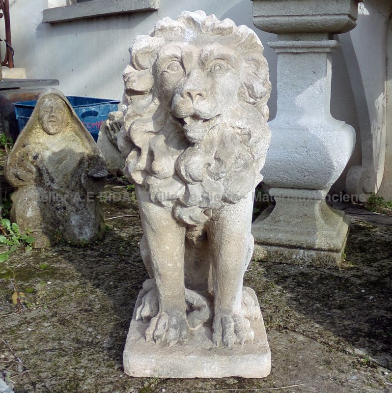 Pour un bel ornement de jardin : statue de lion assis - Atelier Alain BIDAL (Provence)