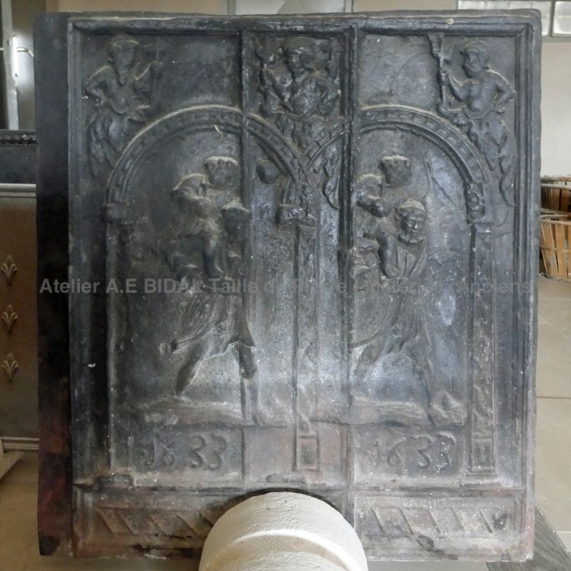 Ancienne plaque foyère en fonte pour cheminée datée 1633 : Thème religieux