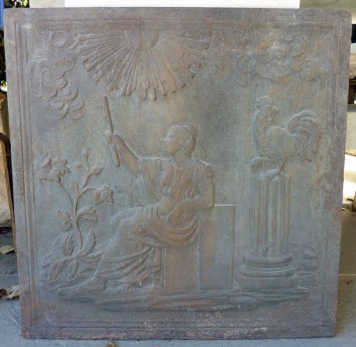 Une plaque de cheminée en fonte 19ème représentant le lever du jour - nos accessoires cheminée en fonte ancienne.