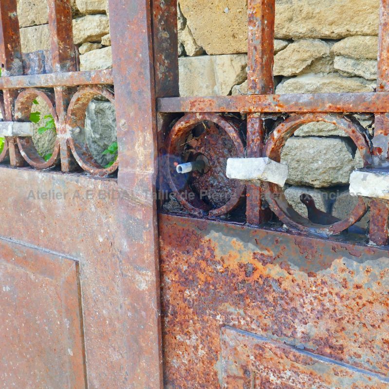 Old wrought iron gate : tall double-door gate for sale at Alain BIDAL Matériaux Anciens en Provence