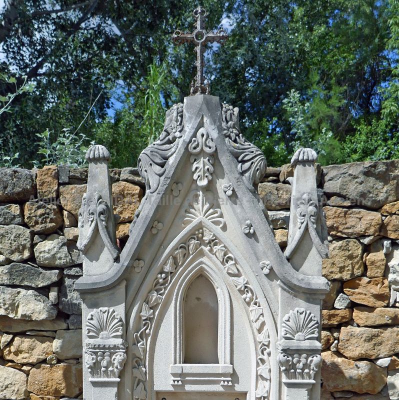 Stèle funéraire ancienne en pierre dure par Les Matériaux Anciens en Provence Alain BIDAL.