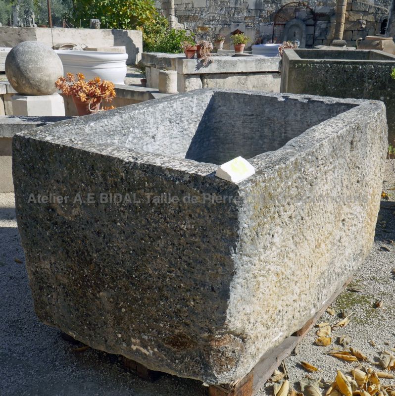 Ancien bac massif en pierre patinée à découvrir chez les Matériaux Anciens en Provence Alain Bidal.