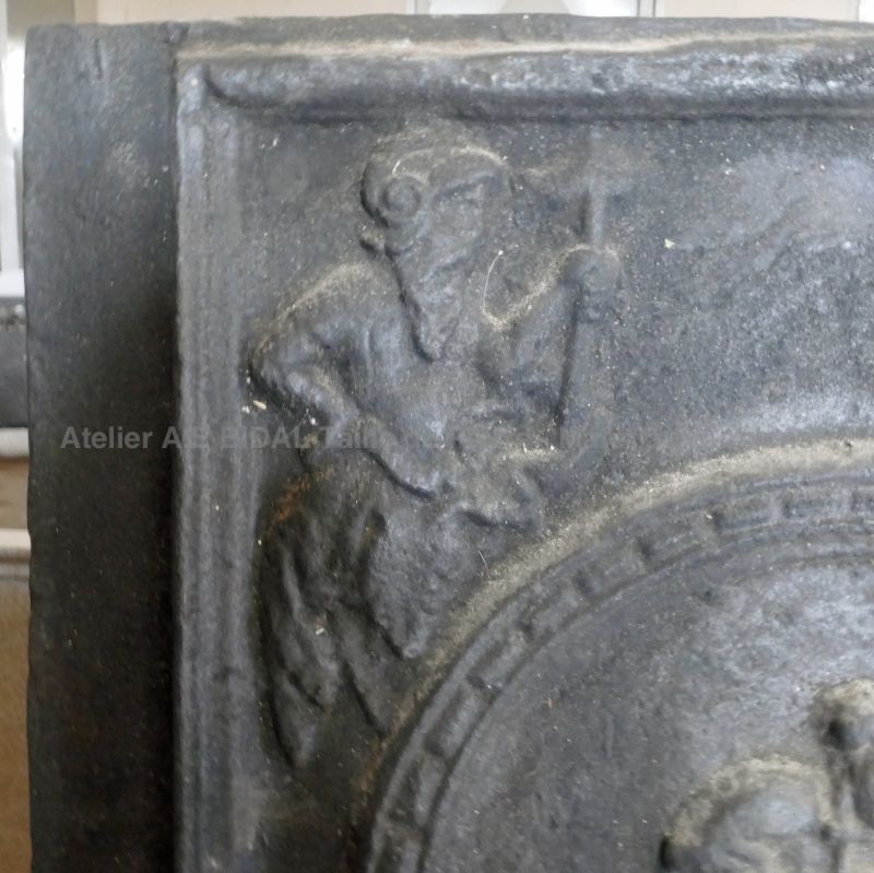 Ancienne plaque foyère en fonte pour cheminée datée 1633 : Thème religieux