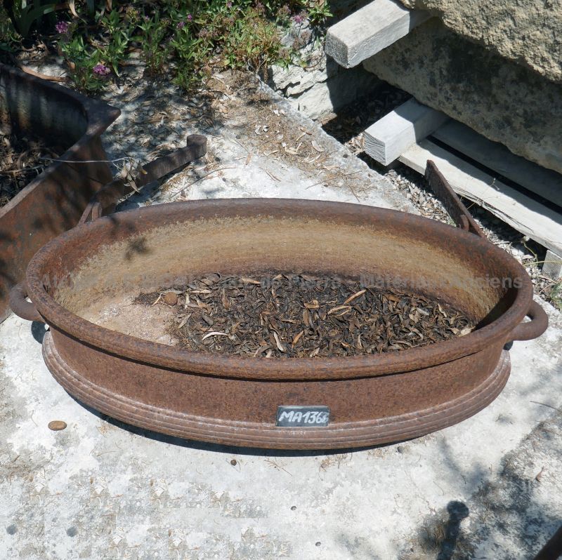 Ancienne auge en fonte par Alain BIDAL Matériaux Anciens en Provence