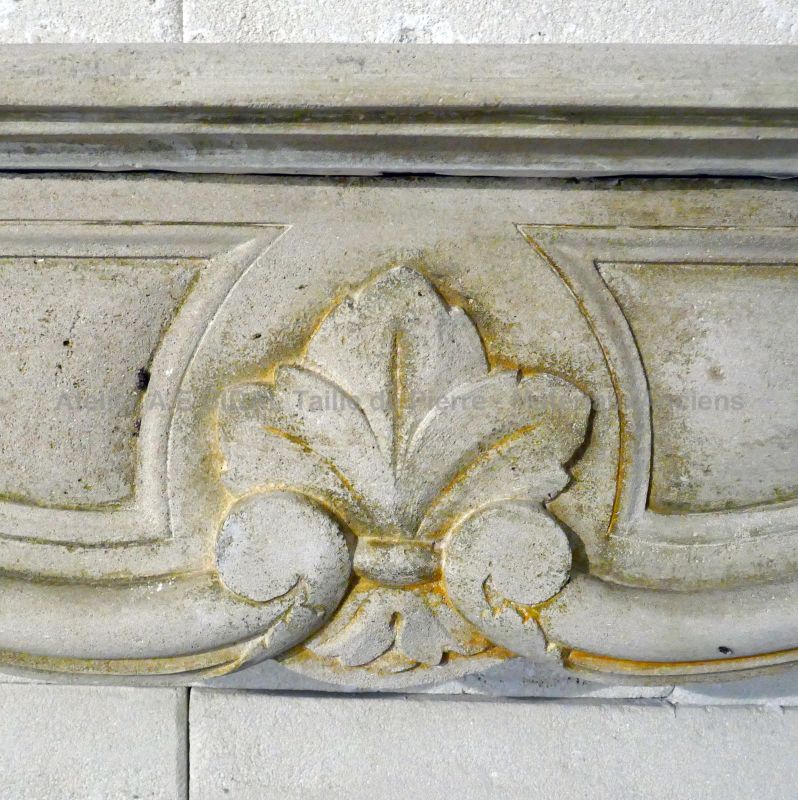 Detail of the leaf hand-carved on the lintel of our veneering fireplace in stone : Atelier Alain BIDAL, Provence