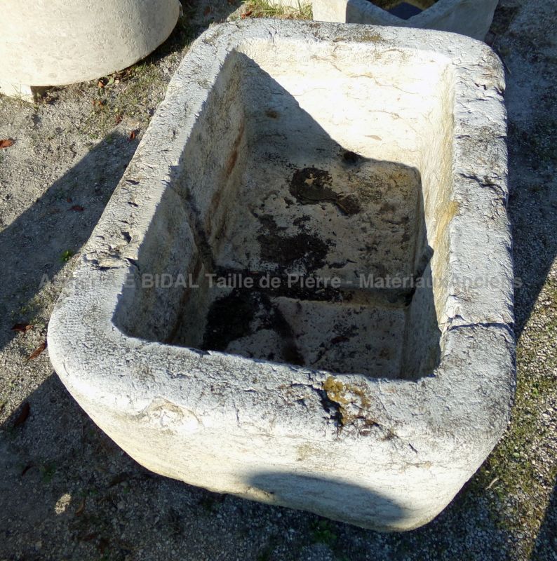Ancienne jardinière en pierre dure : gros bac ancien en pierre - Atelier Alain BIDAL, Provence