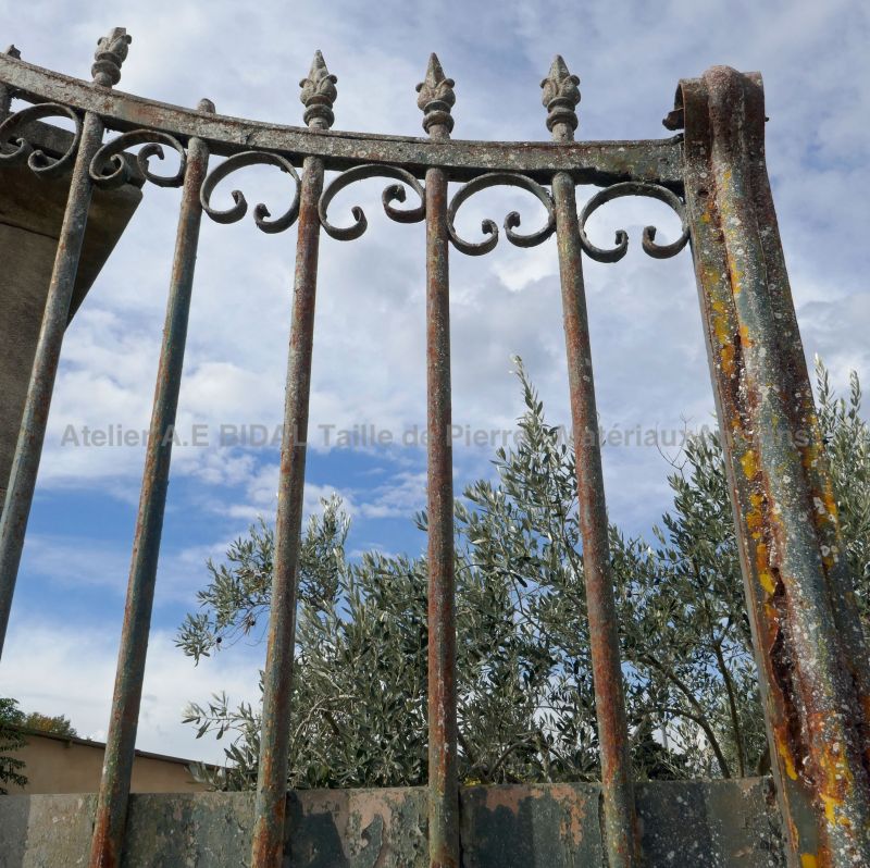 Détail des décors forgés sur notre haut et large portail ancien en fer forgé en vente chez Atelier Alain BIDAL, Provence.