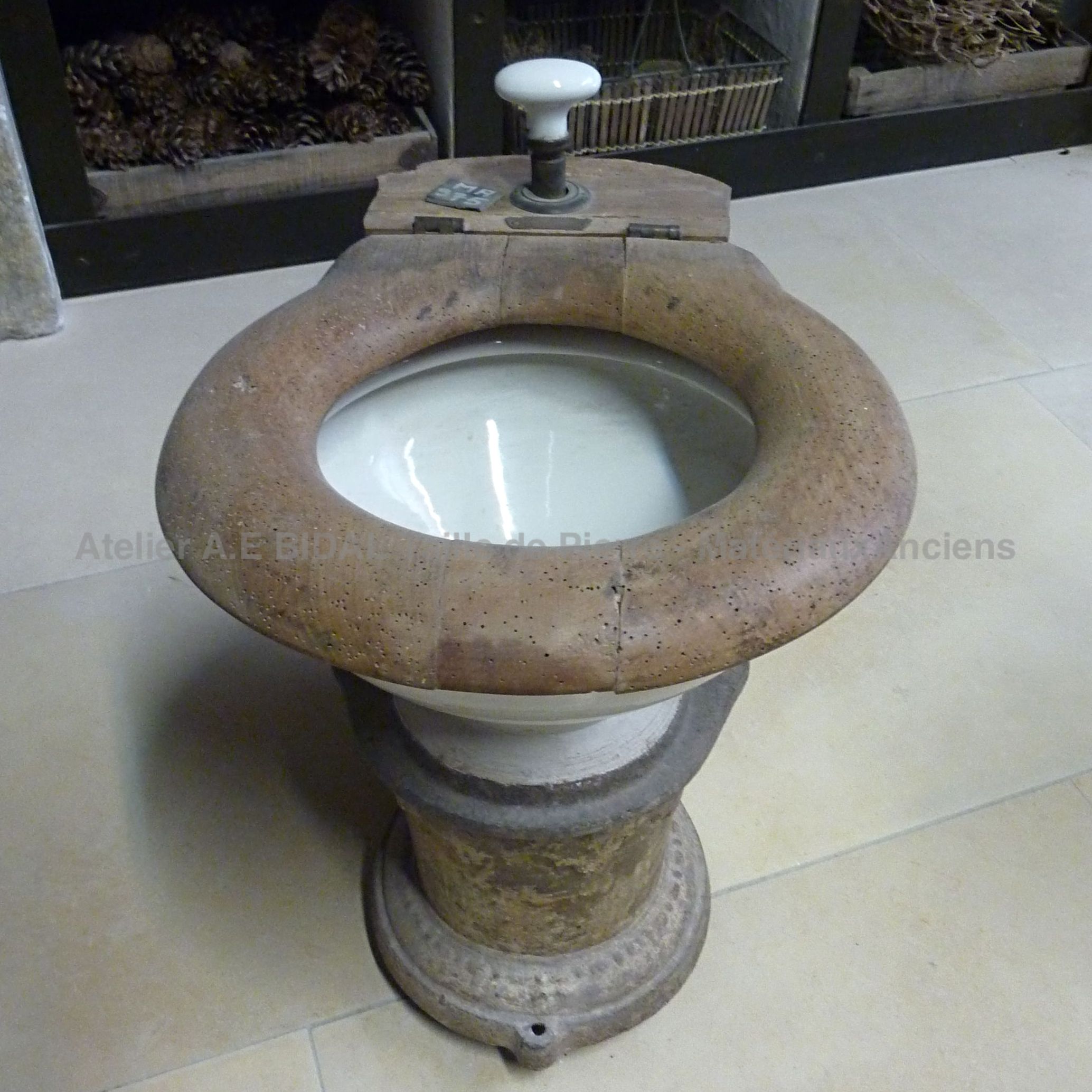 Superbes toilettes sèches anciennes de train.