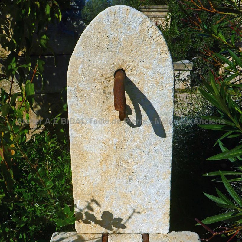 Provencal fountain in weathered stones, ideal to enhance a small space - Atelier Alain BIDAL (Provence)